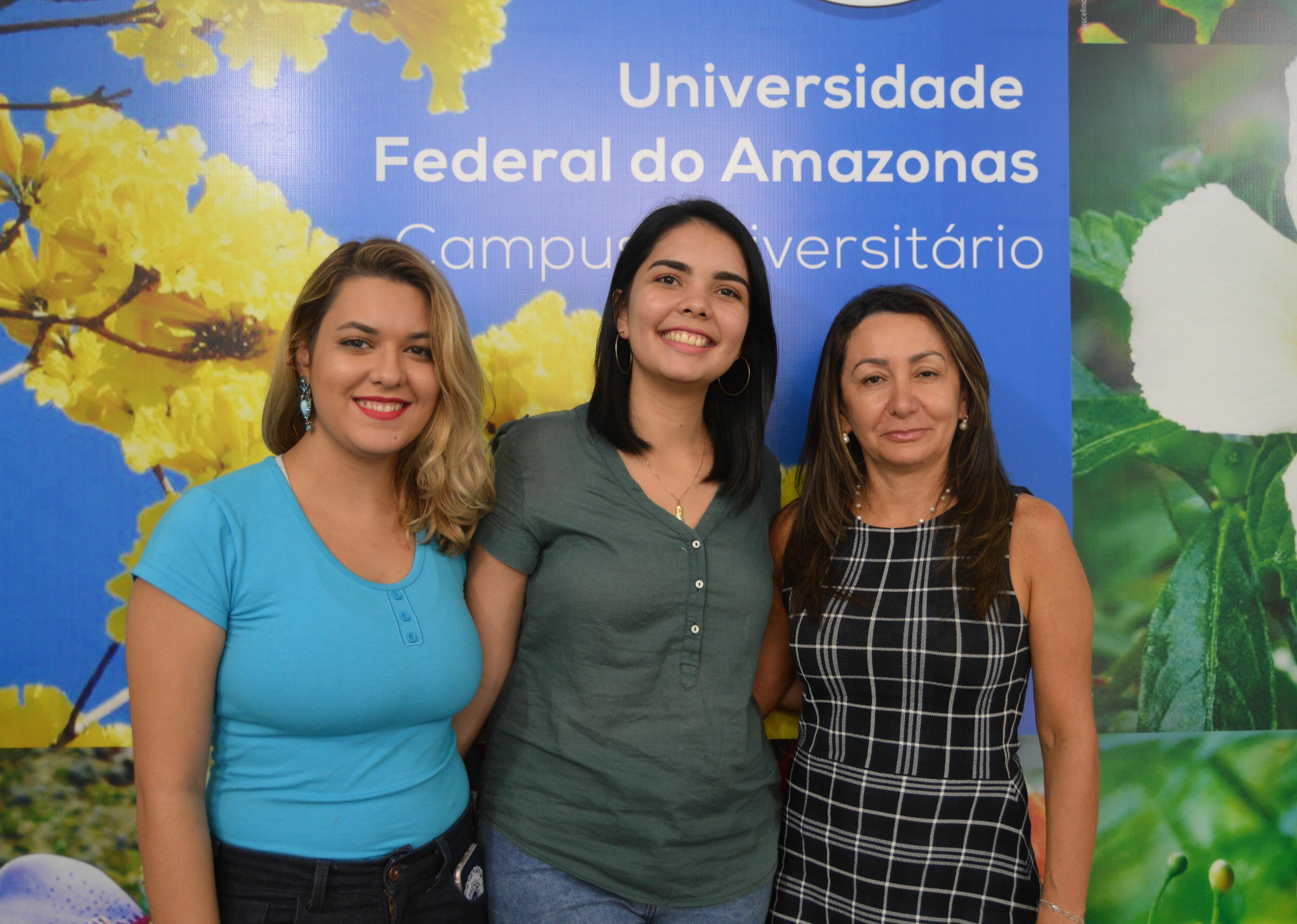 As estudantes de Administração Maria Gabriela e Fabíola Oliveira com a orientadora, professora Maria da Glória Guimarães